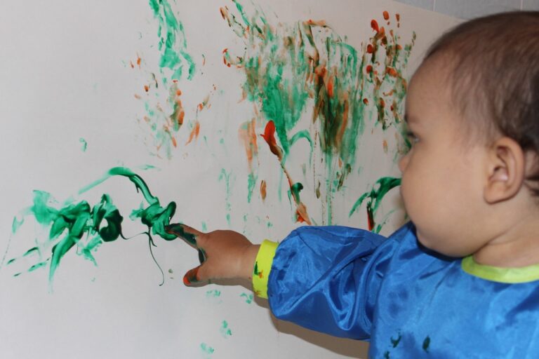 enfant peinture créativité main éveil